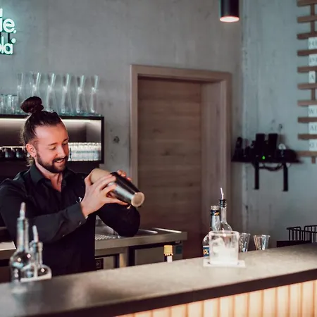 ホテル Adebar Stadthotel ディンゴルフィング